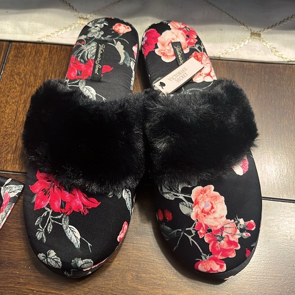 Brand new Victoria’s Secret slippers with bag - Picture 9 of 11